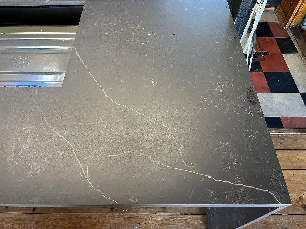 Närbild på Dekton Kelya köksbänkskiva med tydlig ljus ådring och matt yta i ett kök i Fårevejle.