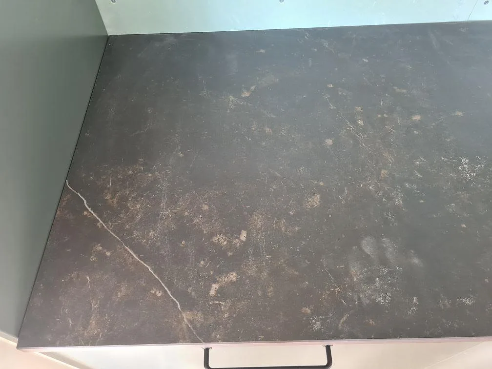 Detalj av installerad Dekton Kelya bänkskiva i matt keramik med flammig mörk yta i Glanshammar.