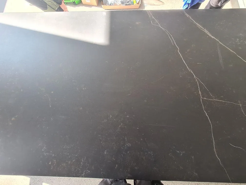 Topvy av köksö i matt Dekton Kelya keramik med mörk botten och ljus ådring i Glanshammar.