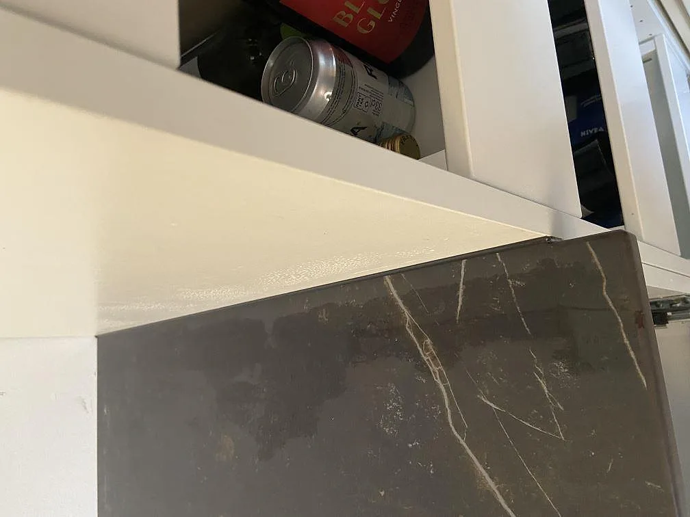 Närbild på den matta Dekton Kelya-skivans ljusa ådring och vattenfallskant i ett kök i Göteborg.