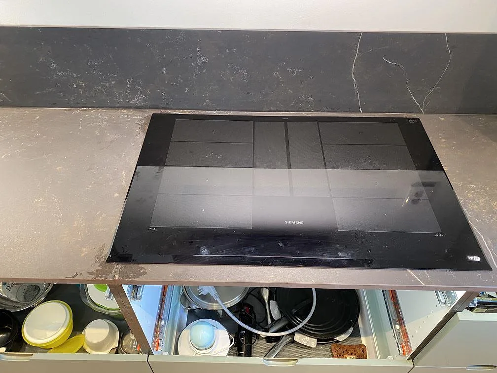 Siemens induktionshäll infälld i matt Dekton Kelya bänkskiva i ett kök i Höör.