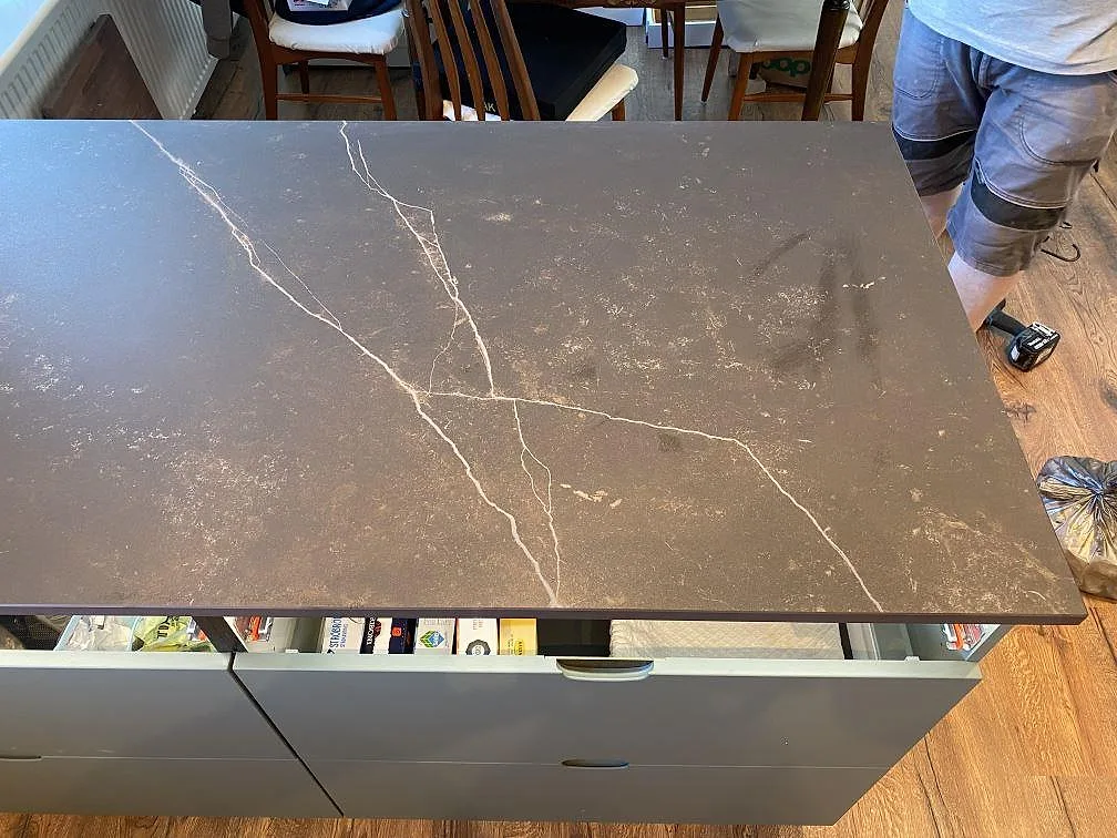 Ådring i den mörkgrå Dekton Kelya köksön sedd uppifrån i ett kök i Höör.