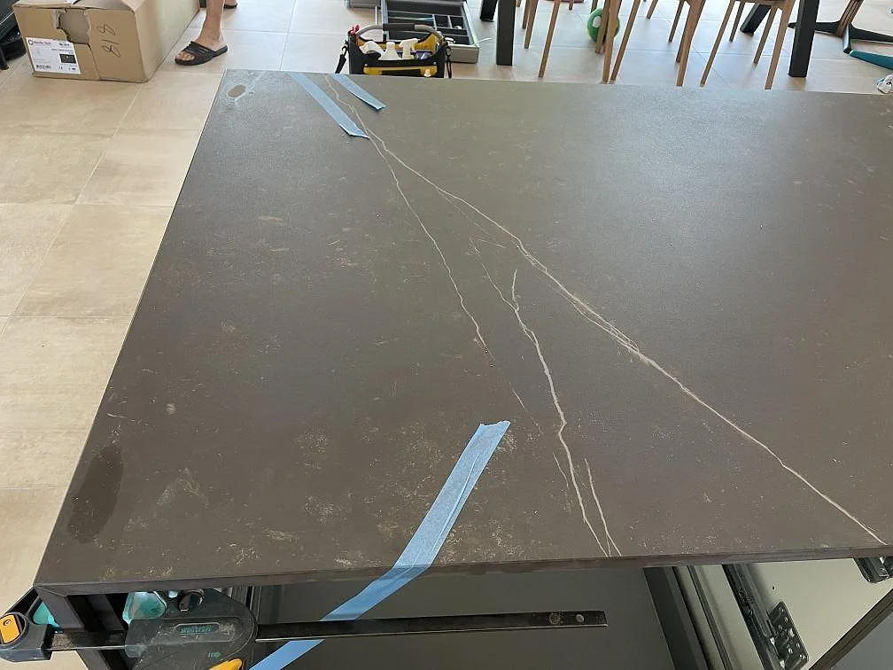 Ovansida av stor köksö i matt Dekton Kelya med tydlig ådring och mörk keramisk yta i Hørsholm.