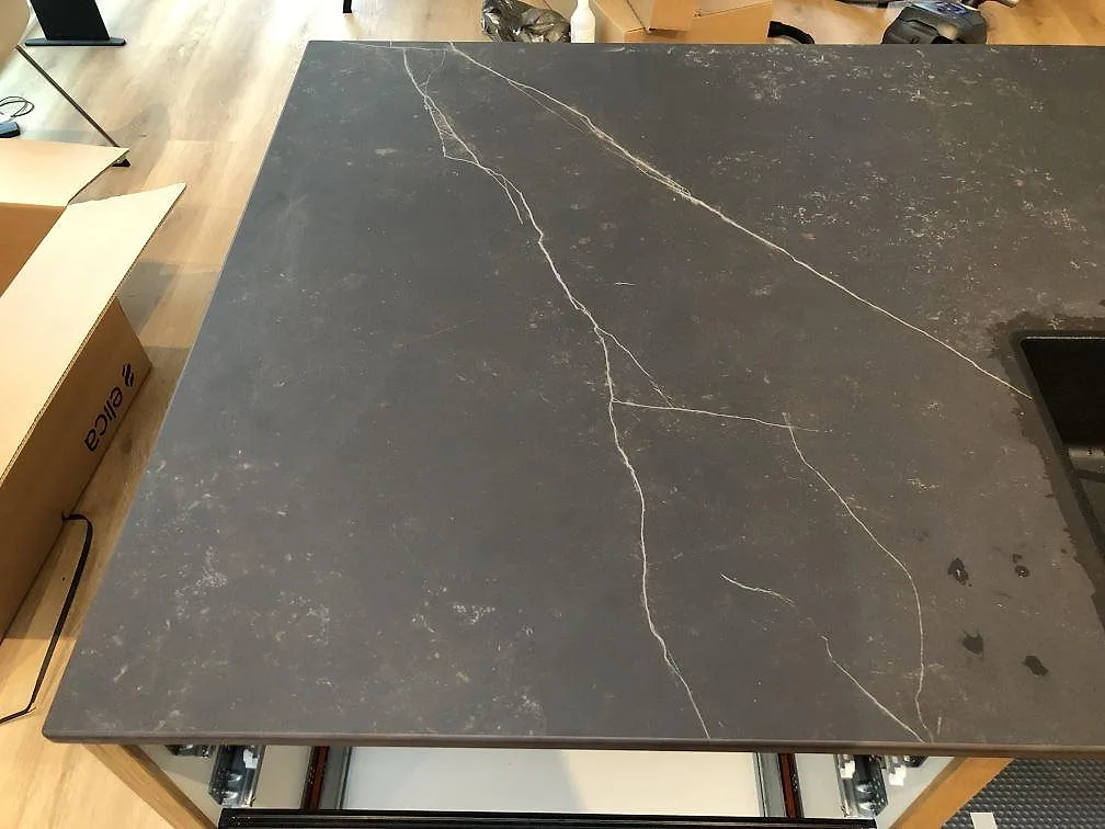 Bänkskiva i Dekton Kelya i matt keramik med fin ådring sedd ovanifrån i ett kök i Hvidovre.