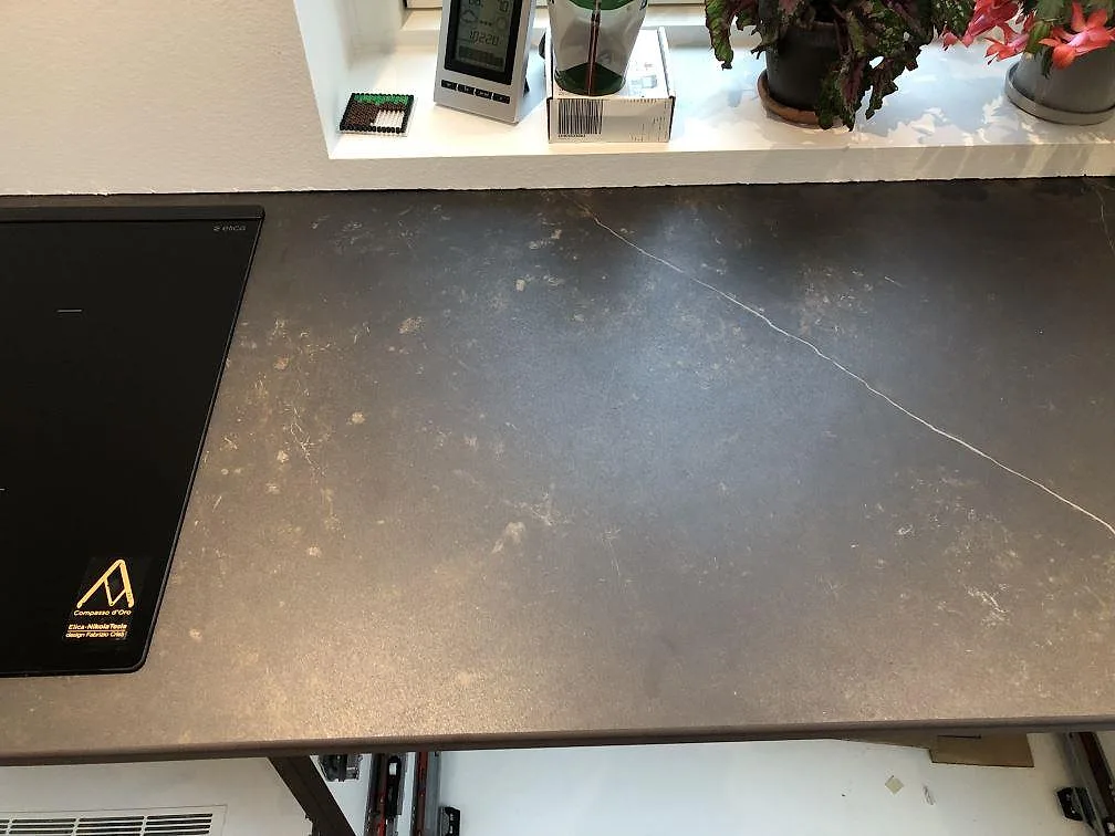 Fönsterbänk och köksbänkskiva i Dekton Kelya i matt keramik med ljus ådring i ett kök i Hvidovre.
