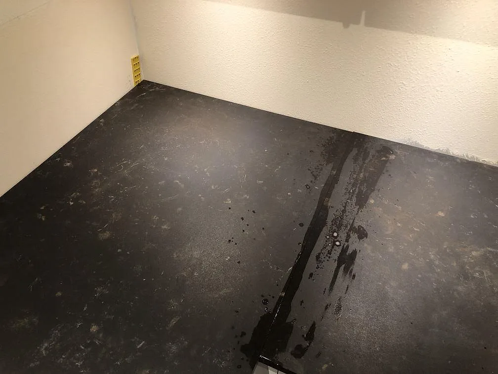 Hörnmonterad köksbänkskiva i Dekton Kelya, matt, med mörk yta och ljusa ådror i Kärna.