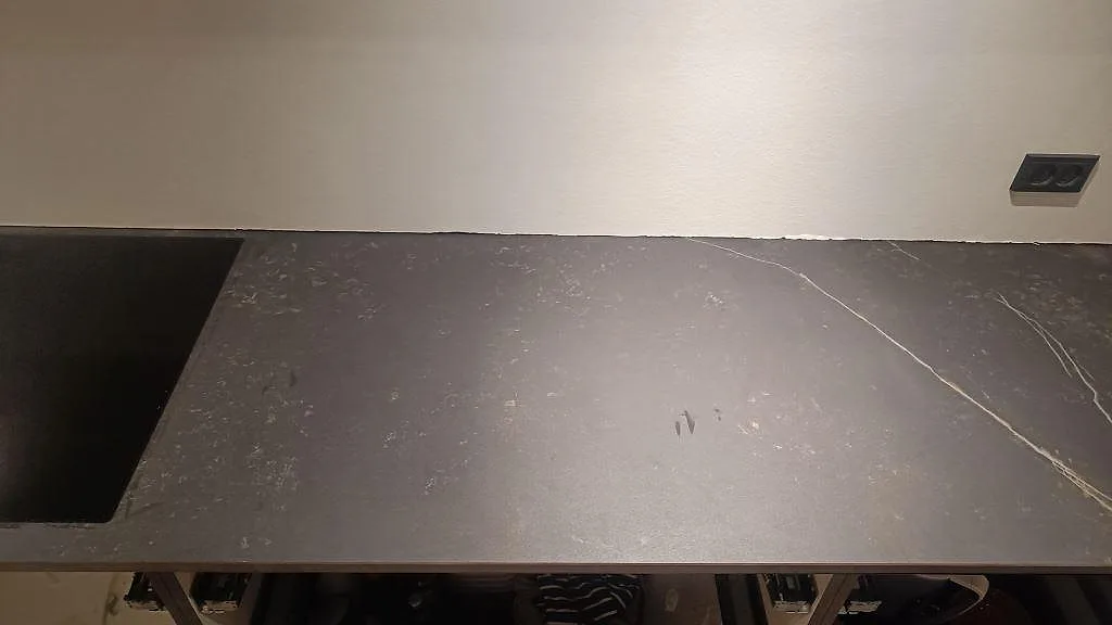 Höger del av köksbänkskivan i matt Dekton Kelya med tunn ljus ådring i Kolding.