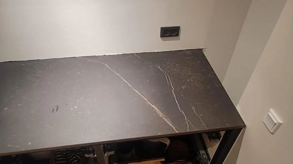 Ändstycke av mörk köksbänkskiva i Dekton Kelya med markerad ljus ådring i Kolding.