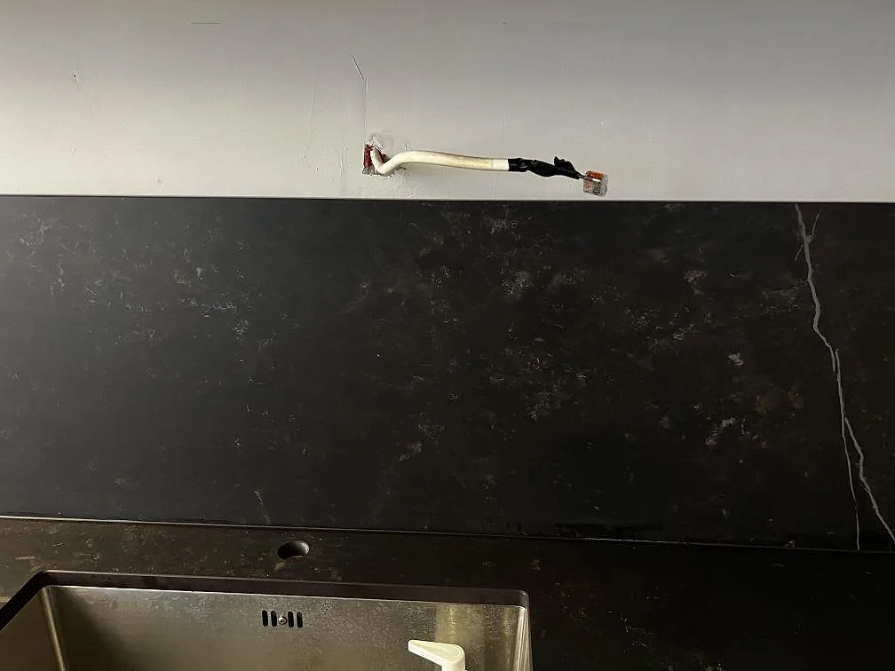 Köksbänkskiva i Dekton Kelya, matt, med underlimmad rostfri diskho och mörkt stänkskydd i Malmö.