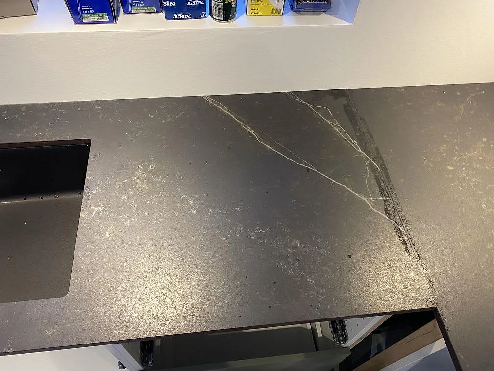 Dekton Kelya bänkskiva i matt finish med svart diskho i kanten och vit ådring i Ringsted.
