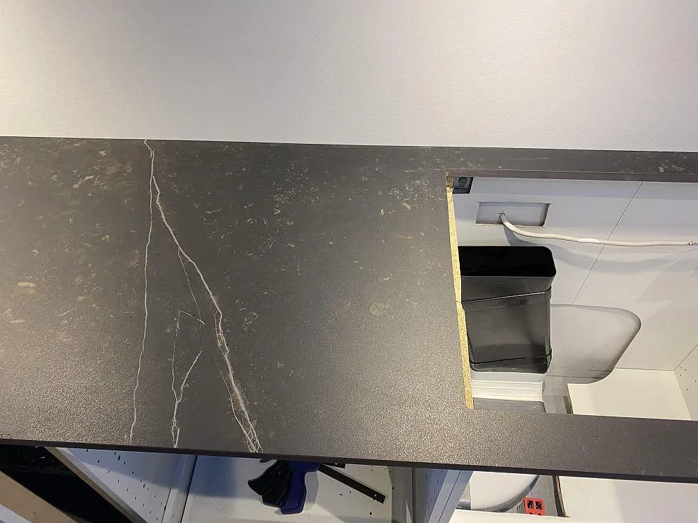 Köksbänkskiva i matt Dekton Kelya med hällöppning och synlig ådring under montering i Ringsted.