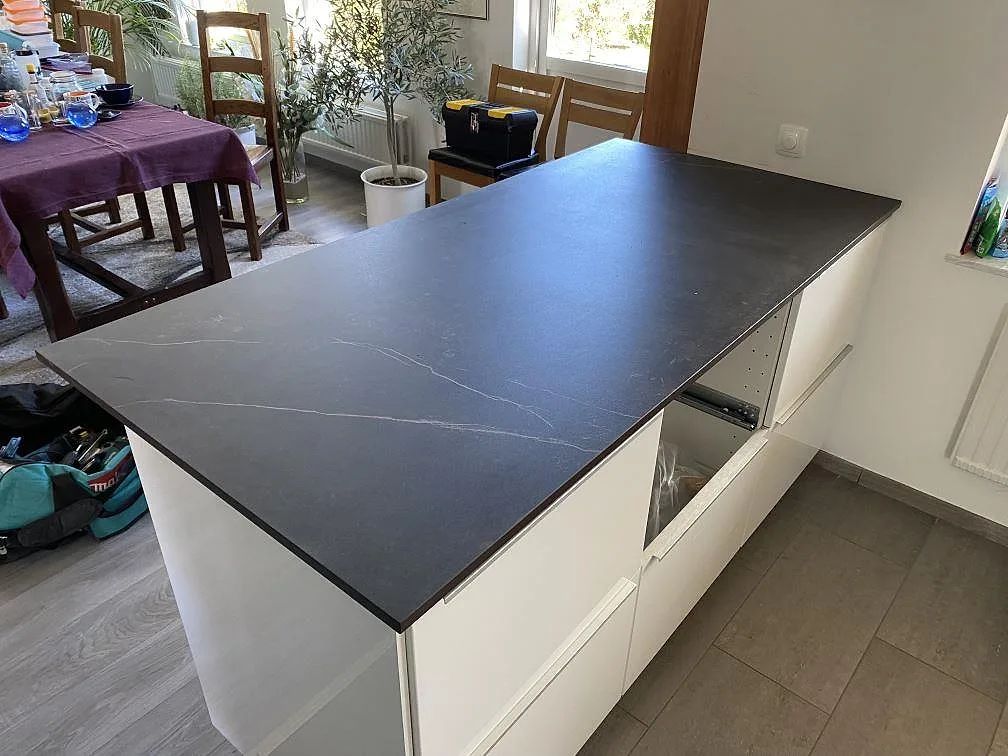 Matt köksö i Dekton Kelya med mörk yta och ljus ådring i ett kök i Skanör.