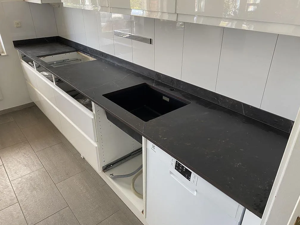 Matt köksbänkskiva i Dekton Kelya med stänkskydd, diskhoöppning och hällöppning i Skanör.