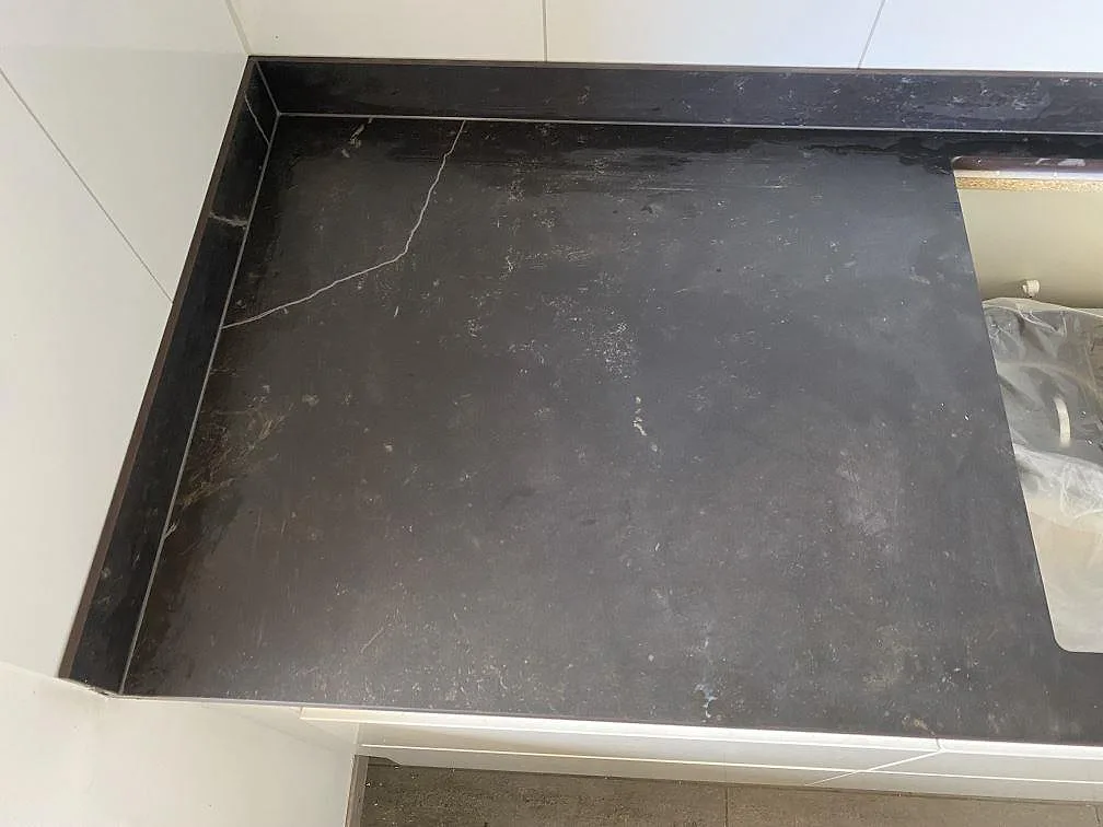 Detalj av matt Dekton Kelya som köksbänkskiva med uppvikt stänkskydd och öppning vid diskho i Skanör.