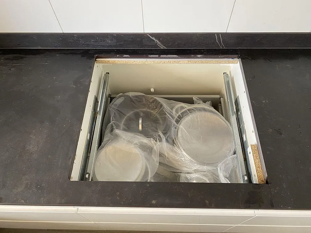 Detalj av matt köksbänkskiva i Dekton Kelya med öppning i bänkskivan under montering i Skanör.