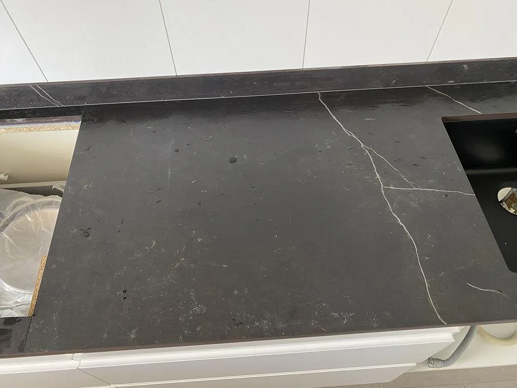 Matt Dekton Kelya på väggbänken med ådring, stänkskydd och öppning mot diskho i Skanör.
