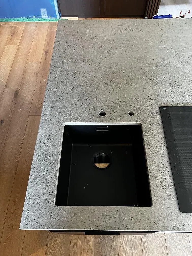 Matt Dekton Keon som köksbänkskiva med svart underlimmad diskho, blandarhål och svart häll i Falkenberg.