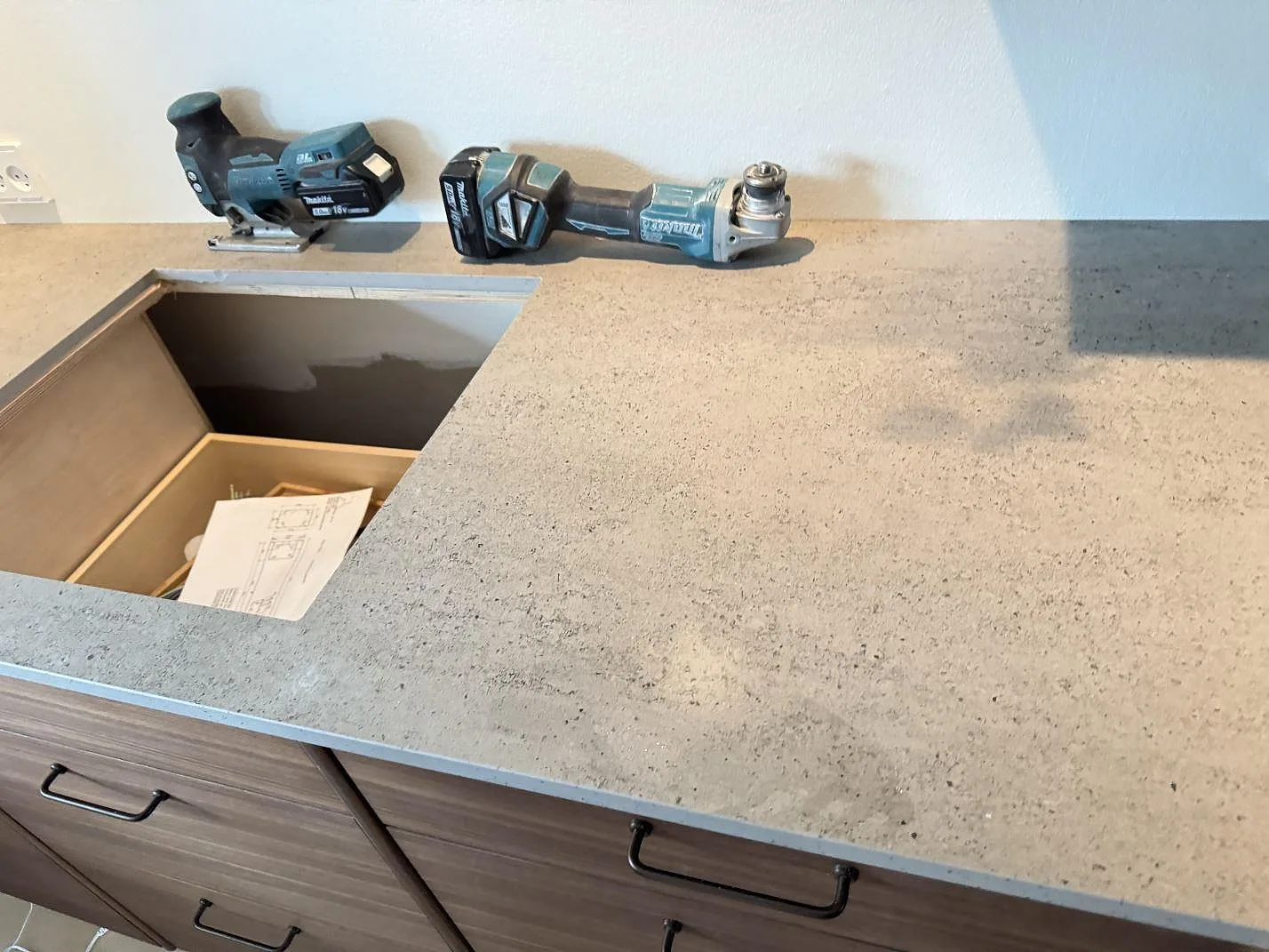 Matt Dekton Keon som köksbänkskiva med separat rektangulärt urtag, monteringsverktyg och träinredning i Hørsholm.