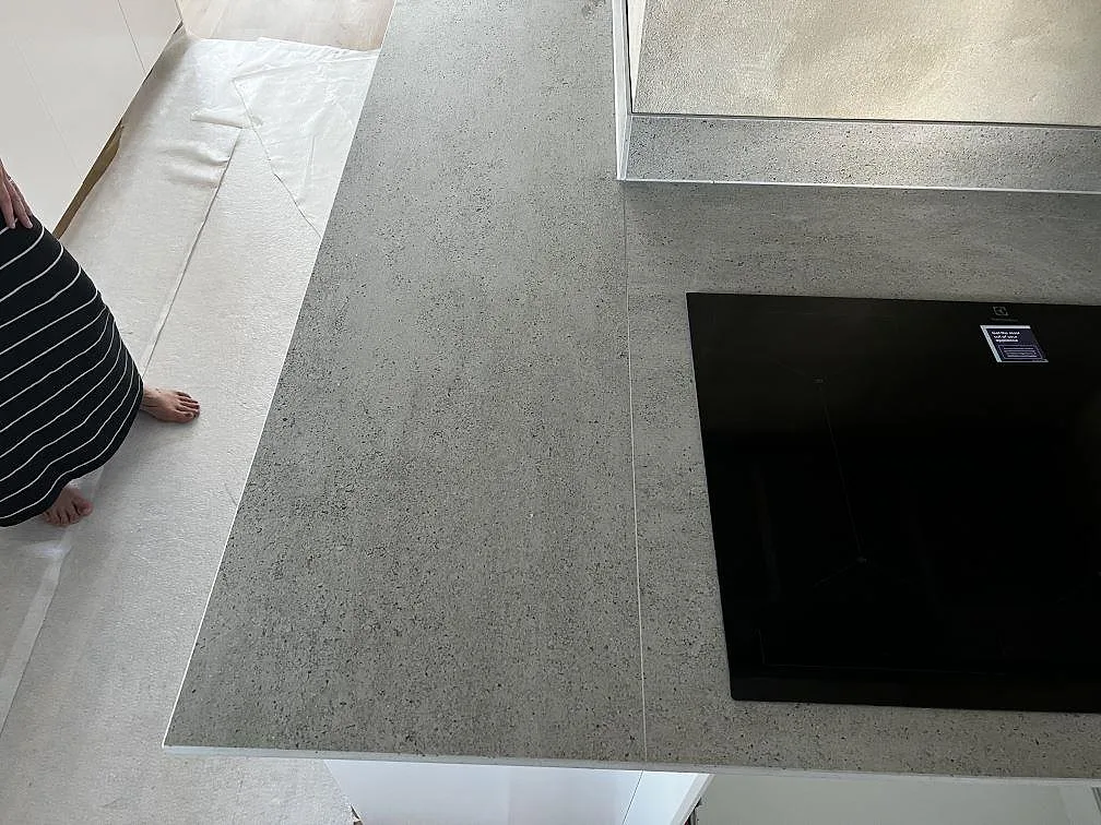 Topvy av matt Dekton Keon köksbänkskiva i keramik med hällzon, synlig skivskarv och halvö i Kalmar.