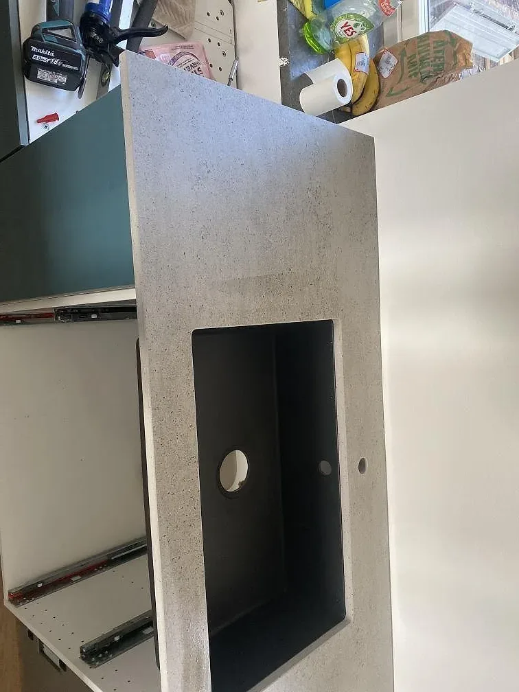 Närbild på underlimmad svart kompositdiskho i grå Dekton Keon köksbänkskiva i ett kök i Klagstorp.
