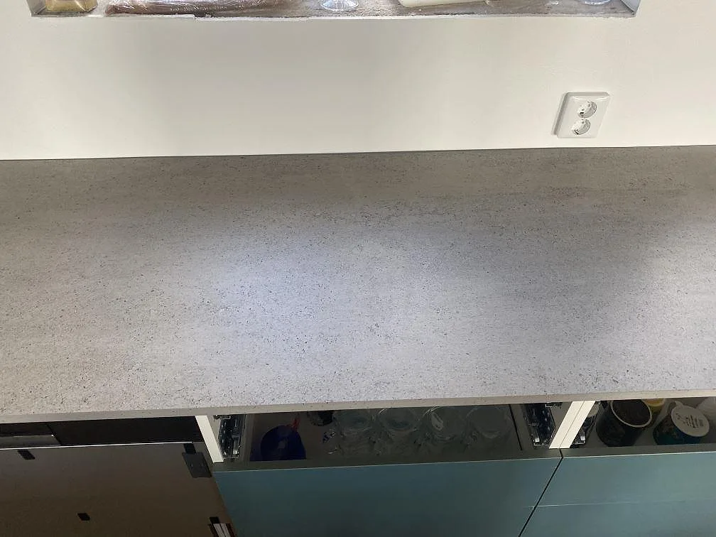 Grå Dekton Keon köksbänkskiva sedd ovanifrån med synlig matt betongstruktur i ett kök i Klagstorp.