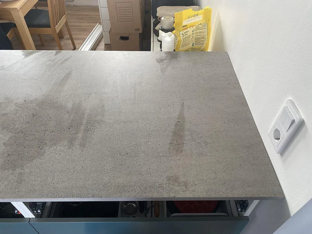 Matt grå Dekton Keon köksbänkskiva med jämn betongliknande yta i ett kök i Klagstorp.