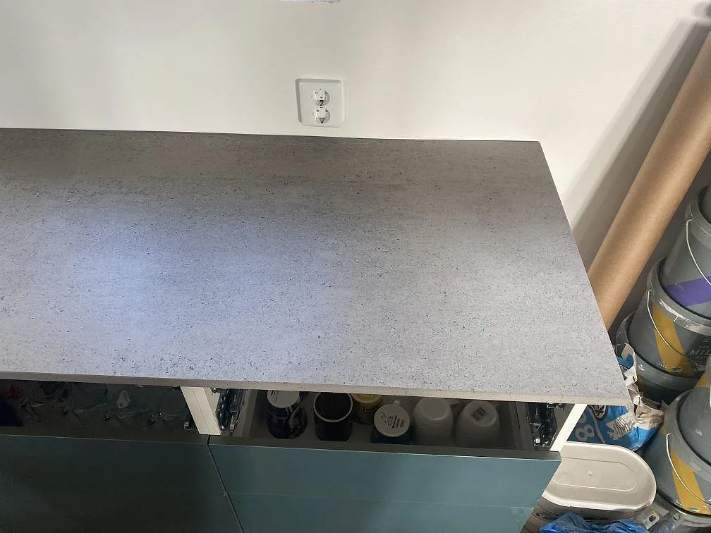 Hörn av grå Dekton Keon köksbänkskiva i keramik med matt yta i ett kök i Klagstorp.
