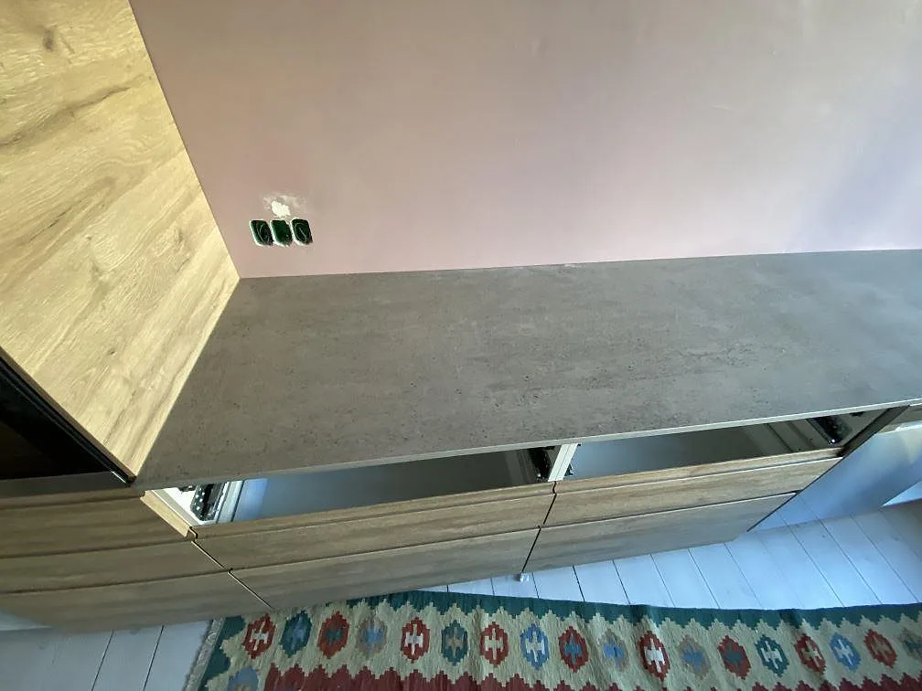 Matt grå Dekton Keon köksbänkskiva ovanpå öppna stommar under montering i ett kök i København Ø.