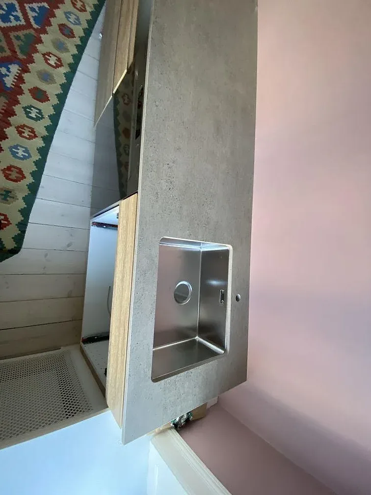 Köksbänkskiva i grå Dekton Keon med underlimmad rostfri diskho och blandarhål i ett kök i København Ø.