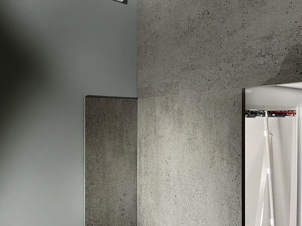 Heltäckande väggbeklädnad i matt grå Dekton Keon bakom köksbänkskivan i ett kök i Kungsbacka.