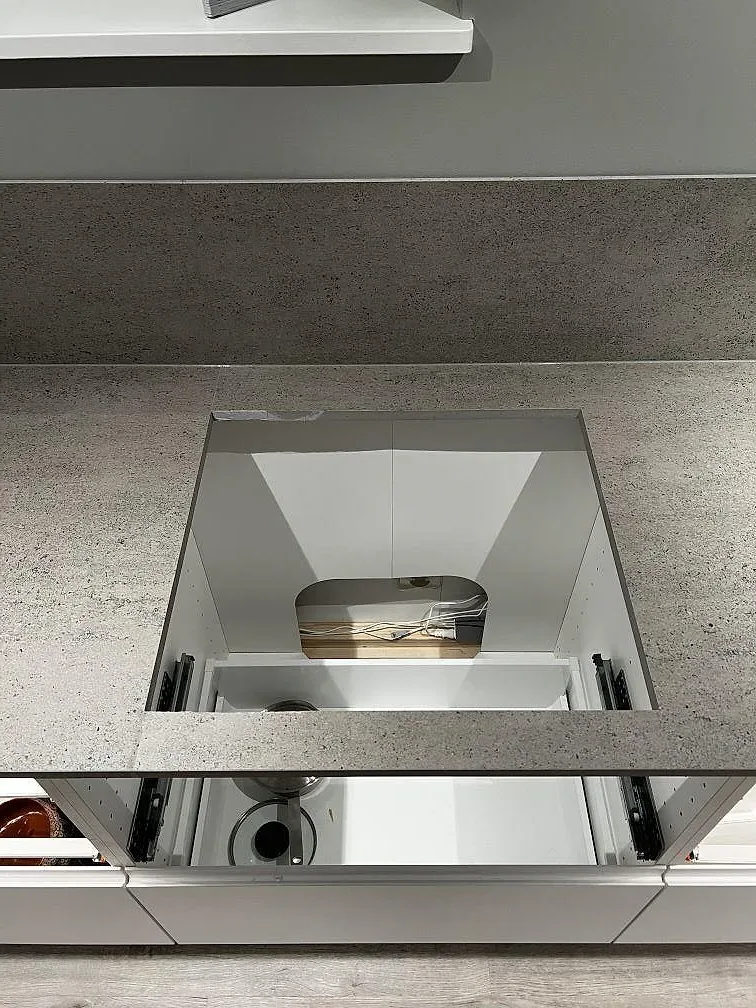 Topp av köksbänkskiva i matt grå Dekton Keon i Kungsbacka med urtag över öppna stommar under montering.