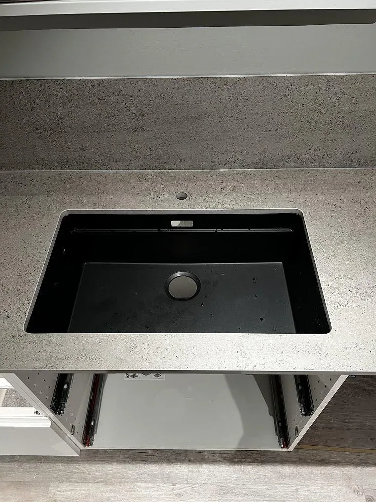 Svart underlimmad diskho infälld i matt grå Dekton Keon köksbänkskiva i Kungsbacka.