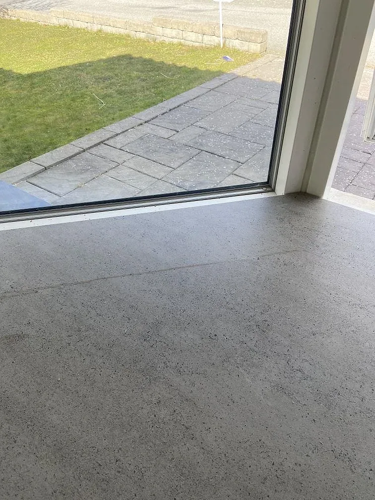 Fönsterbänk i grå Dekton Keon med matt betonglook vid fönstret i ett kök i Malmö.