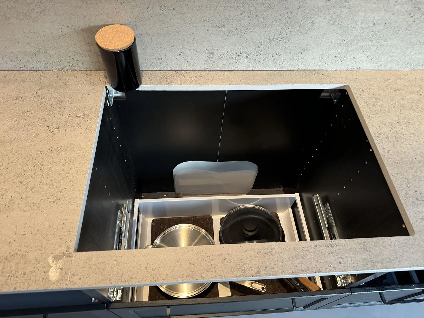 Detalj av matt Dekton Keon runt öppen köksstomme med matchande stänkskydd i Malmö.