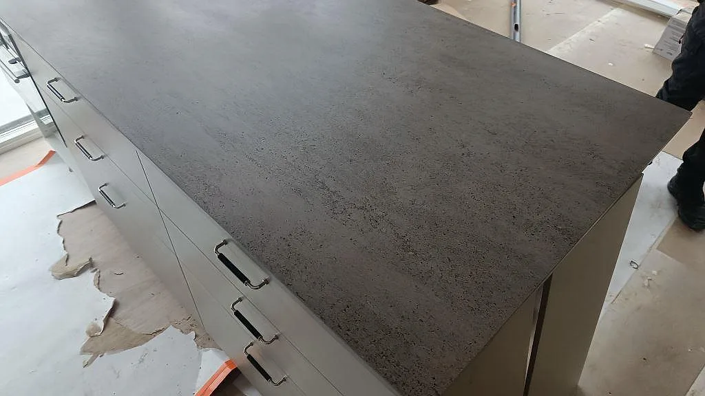 Närbild på köksö i matt Dekton Keon med grå yta och synlig struktur i ett kök i Marstrand.