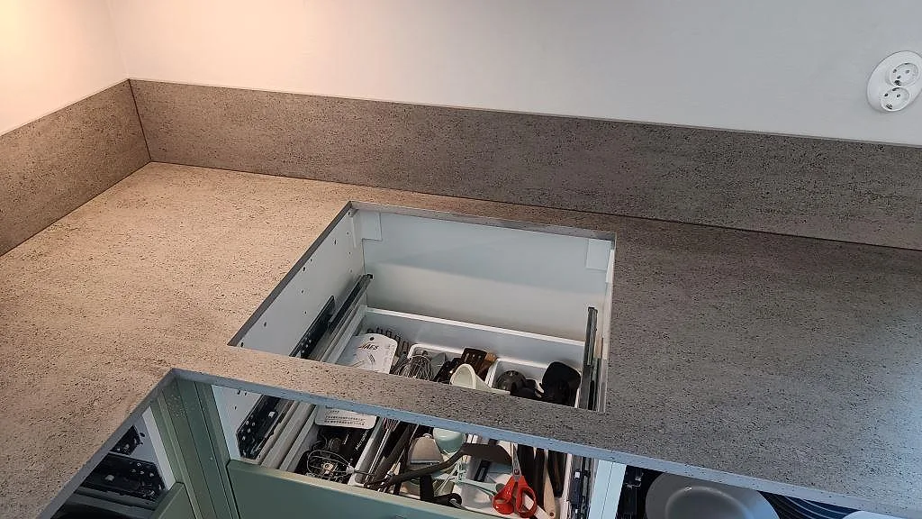 Detalj av matt Dekton Keon, keramik, kapad runt en öppning i köksbänken med stänkskydd bakom i Sävedalen.