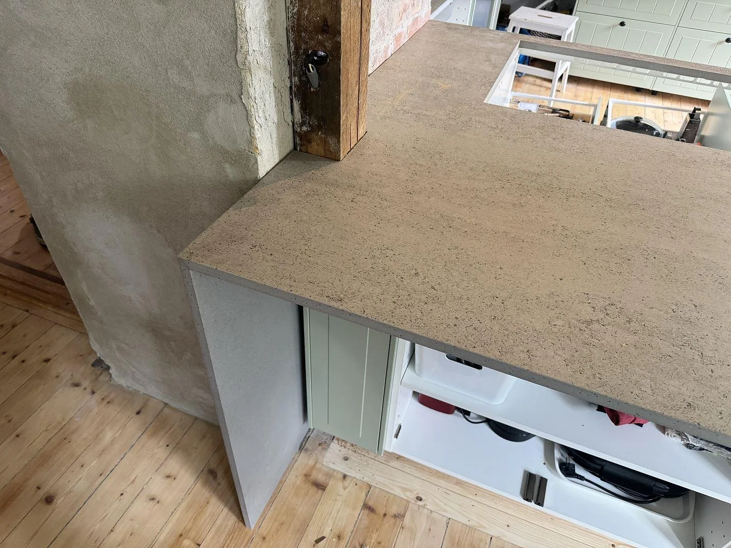 Sidovy av köksbänkskiva och vertikal panel i matt Dekton Keon vid öppna köksstommar i Trollhättan.