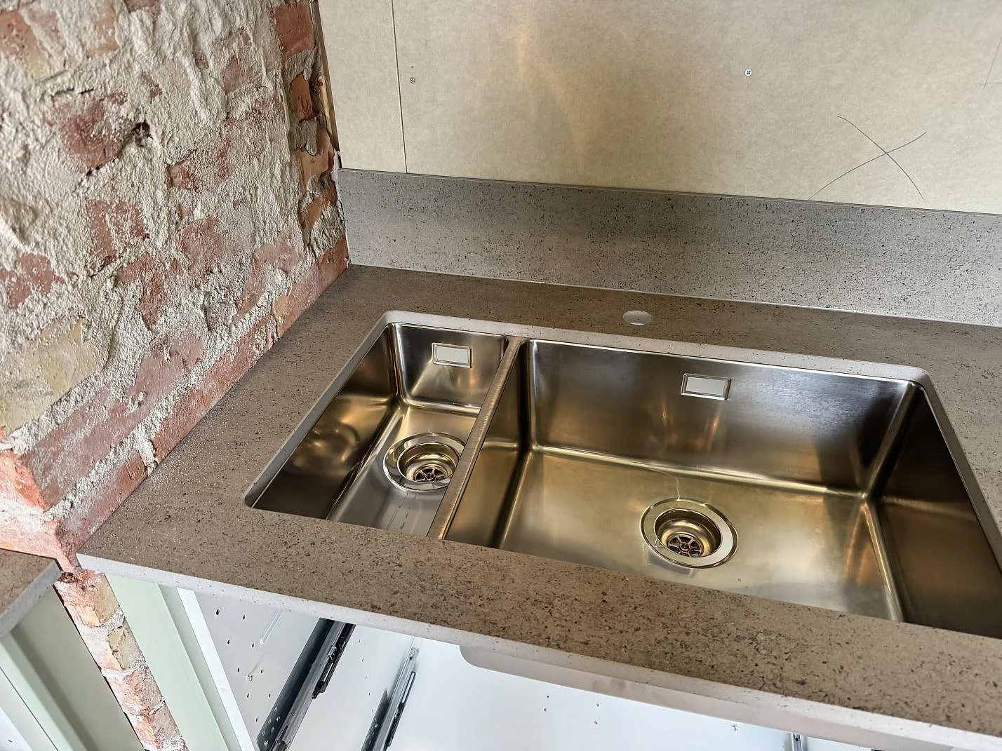 Köksbänkskiva i matt Dekton Keon med matchande stänkskydd och väggnära arbetsyta i Trollhättan.