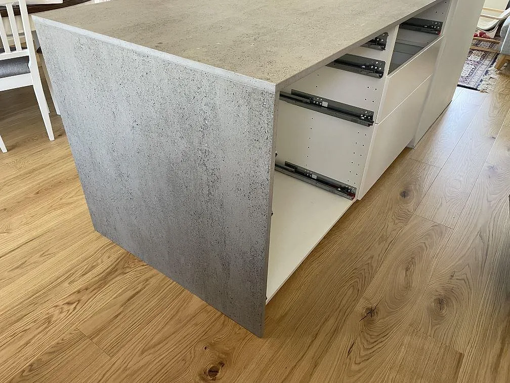 Närbild på köksö i Dekton Keon keramik, matt, med betonglik yta och sidostycke i ett kök i Tygelsjö.