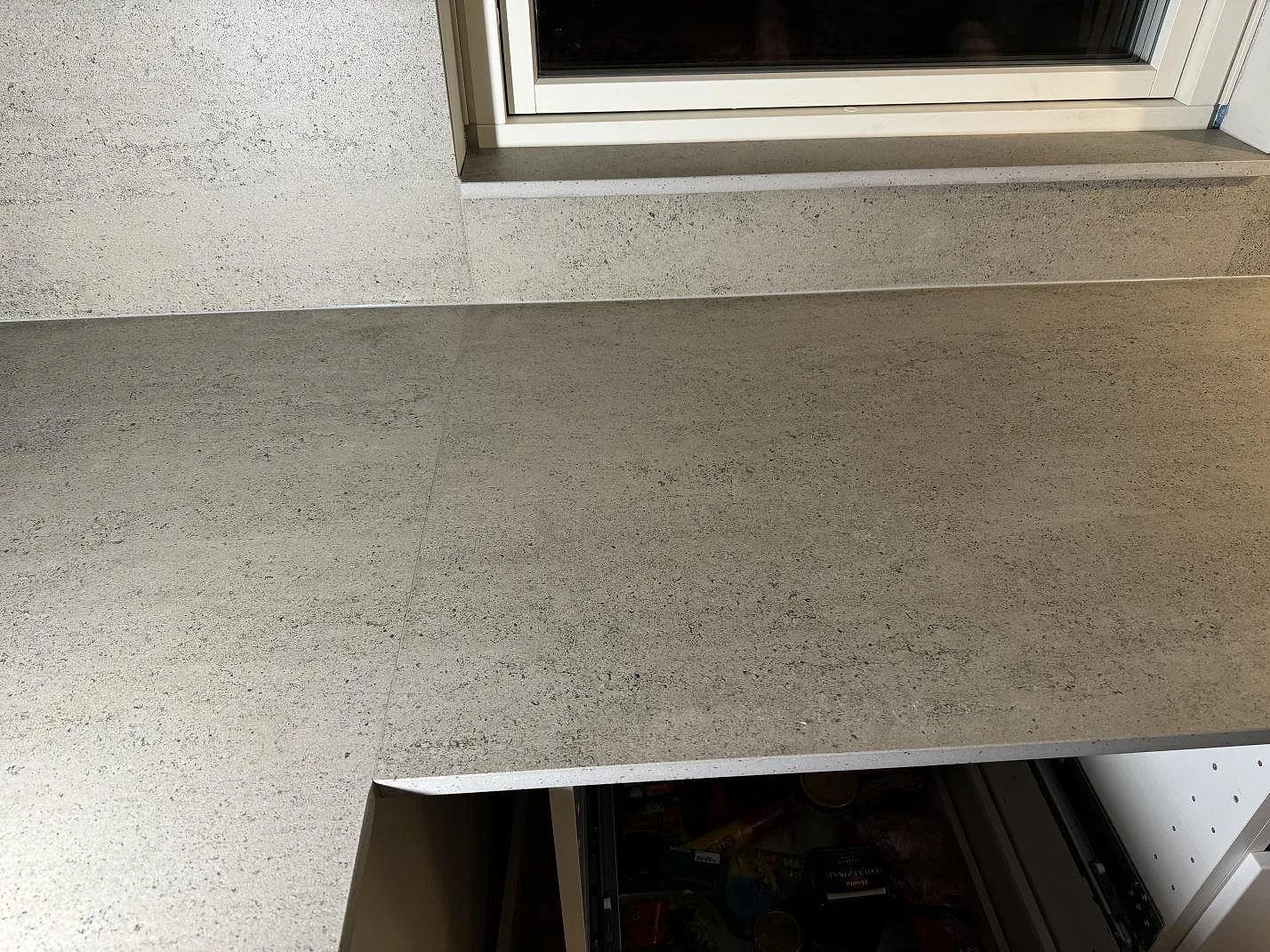 Närbild på matt Dekton Keon bänkskiva med öppning i köksstommarna i Tygelsjö.