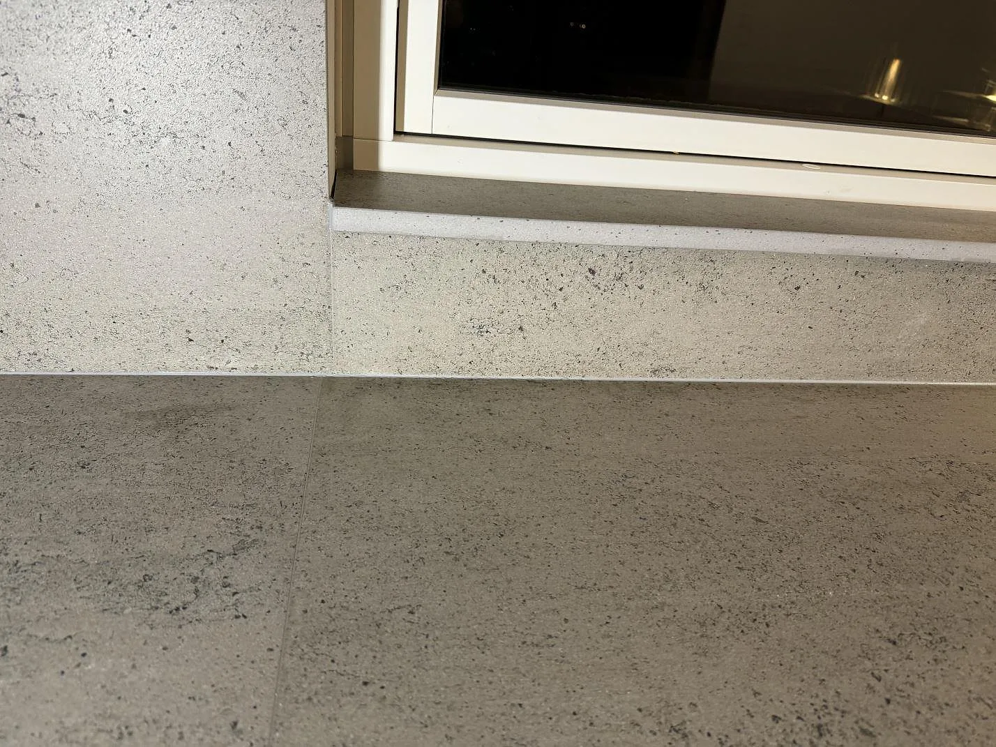Fönsterbänk och bänkskiva i matt Dekton Keon med grå struktur i ett kök i Tygelsjö.
