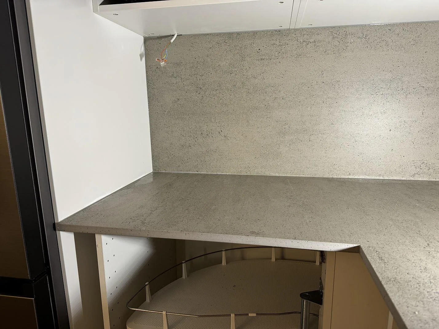 Matt köksbänkskiva i Dekton Keon med grå betongkänsla monterad i ett kök i Tygelsjö.