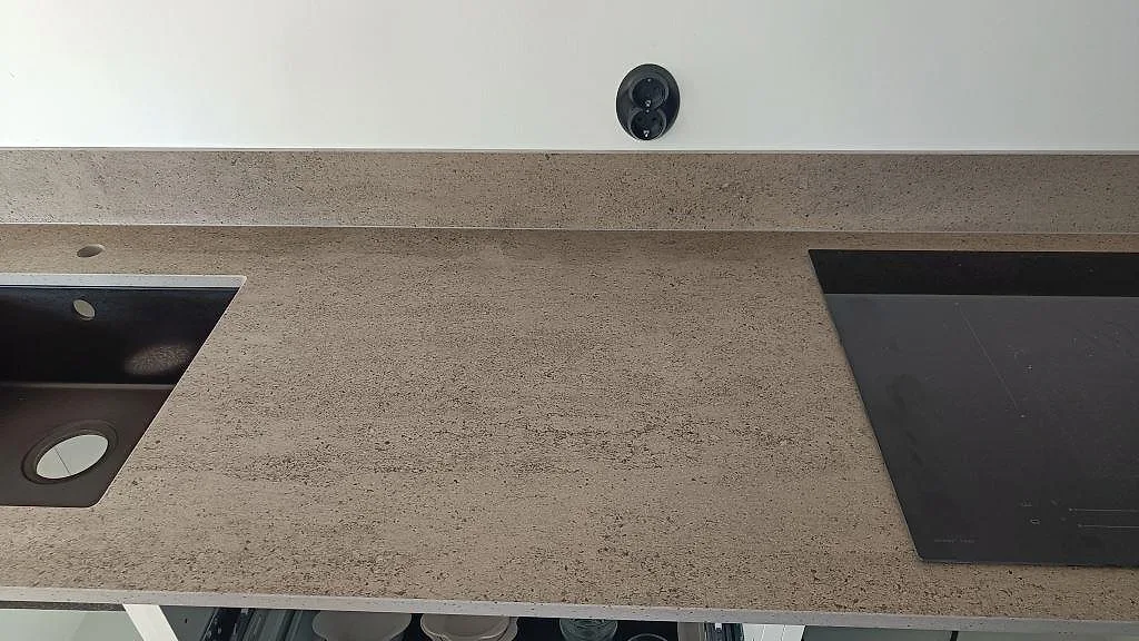 Dekton Keon bänkskiva i matt grå keramik med diskho, häll och låg stänkkant i Veberöd.