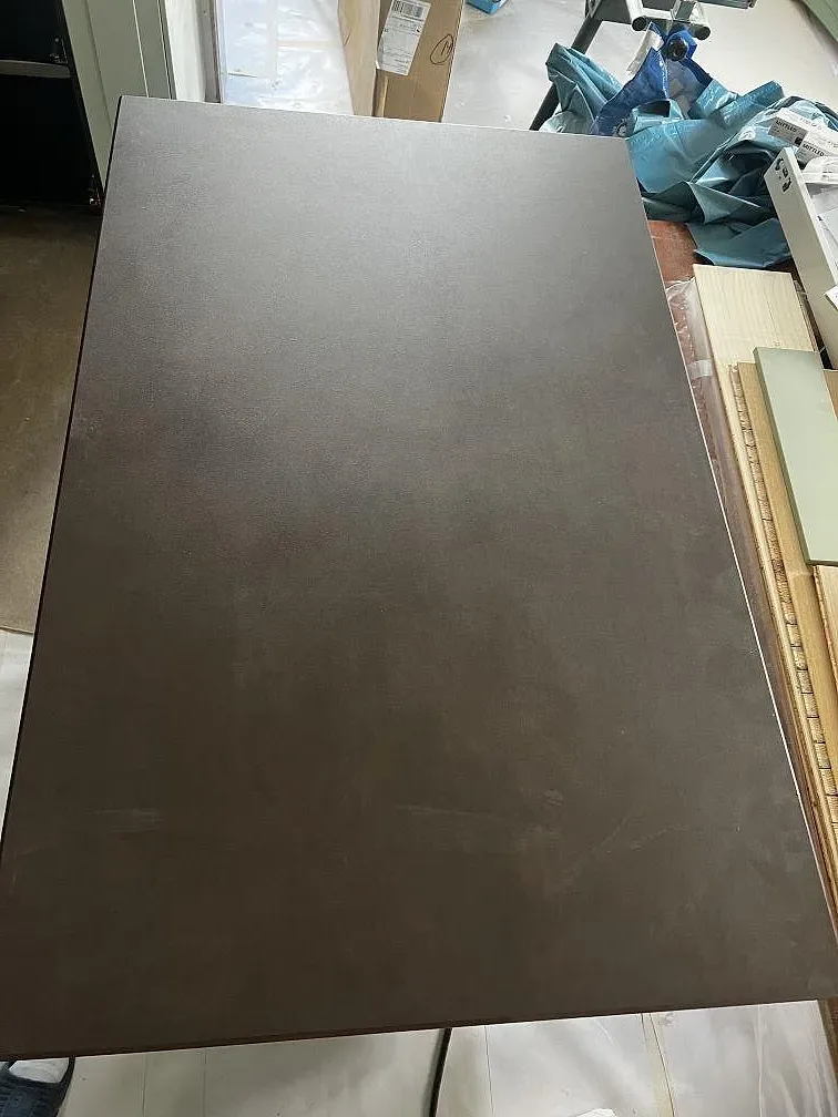 Ytdetalj av mörk matt Dekton Keranium som köksbänkskiva i Alingsås under montering.