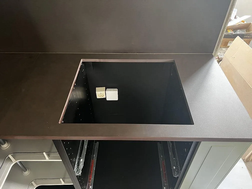 Matt Dekton Keranium bänkskiva med utskärning för häll i ett kök med ljusa stommar i Alingsås.