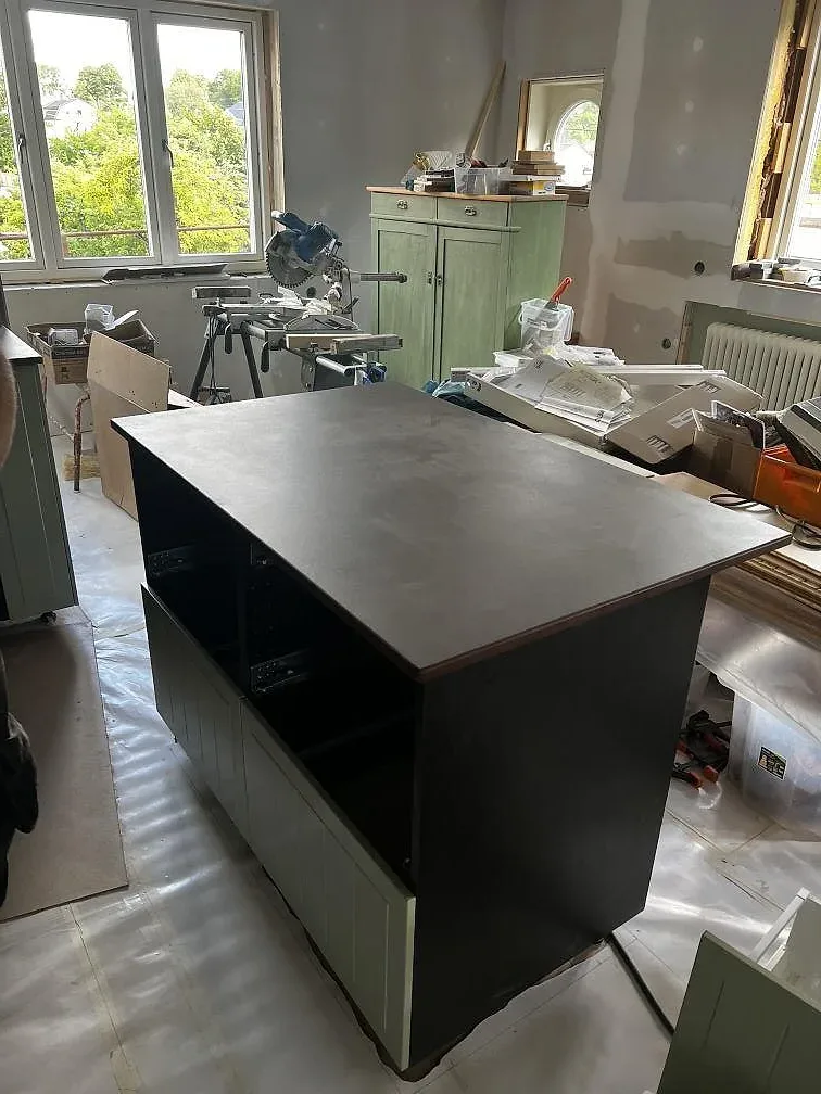 Mörk matt köksbänkskiva i Dekton Keranium på fristående arbetsyta i ett kök i Alingsås under pågående montering.