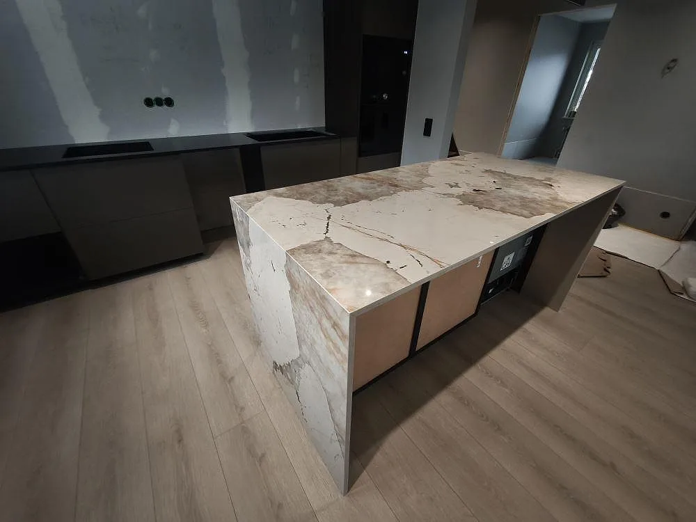Köksbänkskiva i polerad Dekton Khalo som köksö med markerad ådring och vattenfallsida i Bjuv.