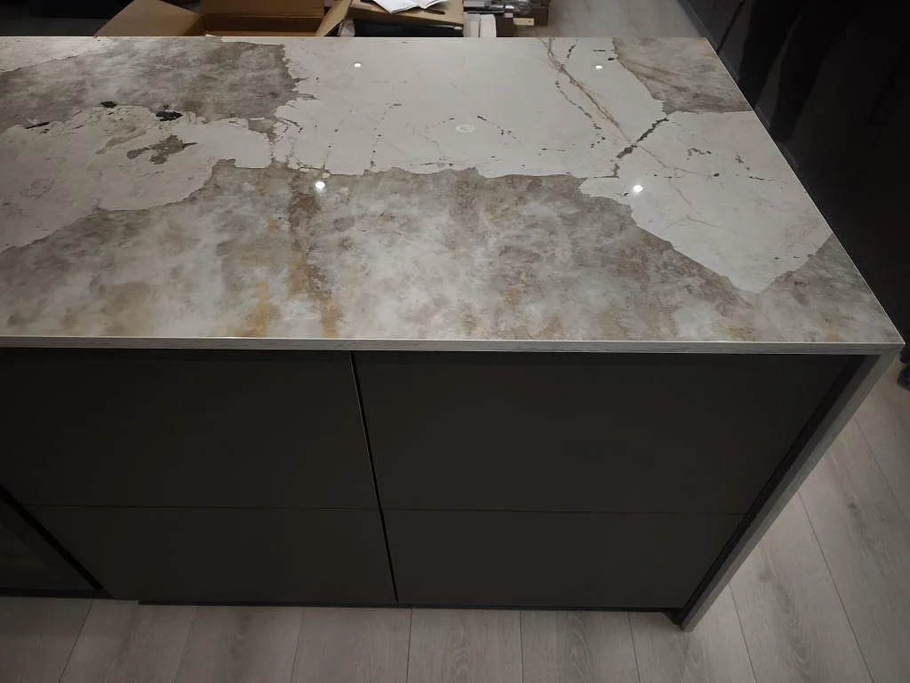 Närbild på polerad Dekton Khalo keramikyta med tydlig ådring på en köksö i Bjuv.