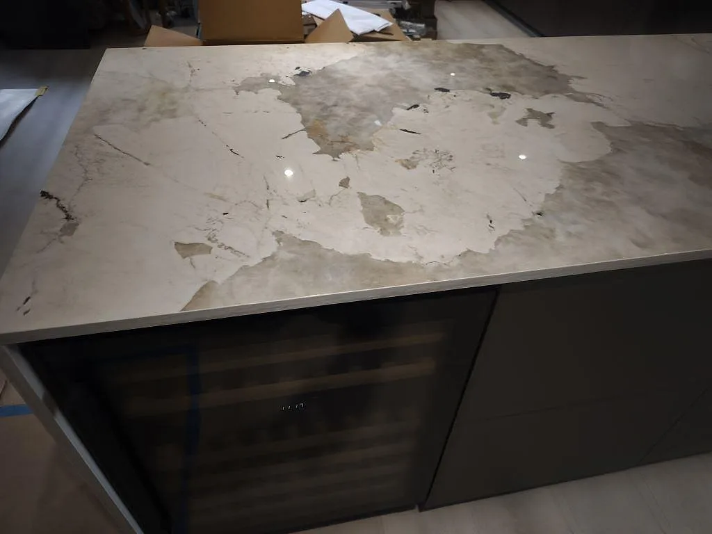 Detalj av köksbänkskiva i polerad Dekton Khalo med ljus mönstring och blank reflektion i Bjuv.