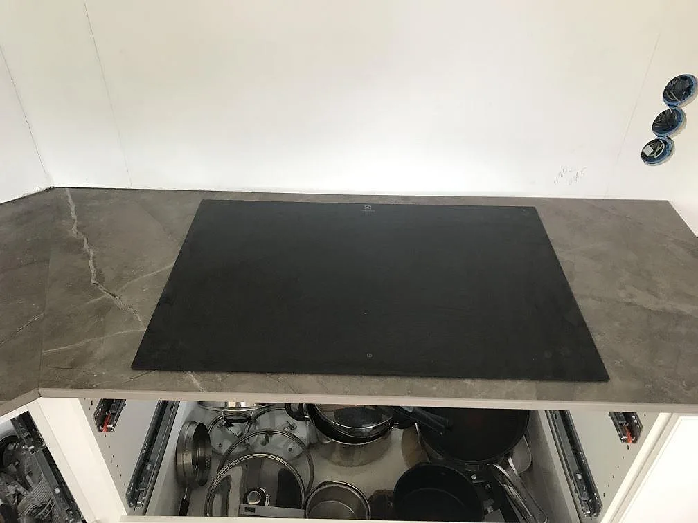 Bänkskiva i Dekton Kira med urtag för underlimmad diskho, matt yta i ett kök under montering i Torslanda.